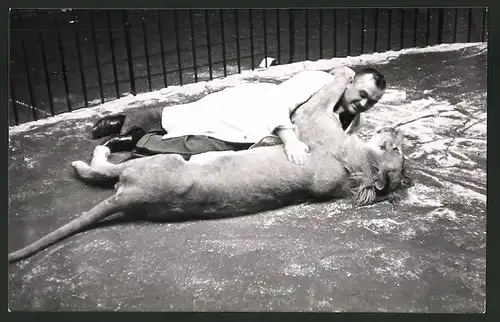 Fotografie Ansicht Wien, Ronacher Dompteur umarmt seinen gezähmten Löwen, Zirkus