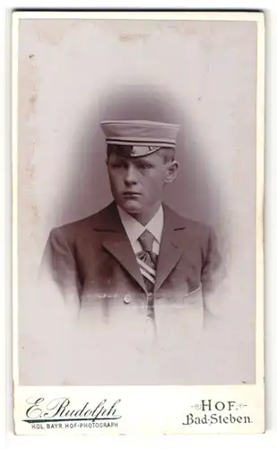 Fotografie E. Rudolph, Hof, Portrait Student im Anzug mit Krawatte