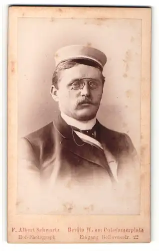 Fotografie F. Albert Schwartz, Berlin, Portrait Student Max Bising im Anzug mit Zwicker, 1891