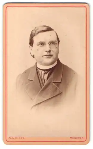 Fotografie N.A. Dietz, München, Portrait Geistlicher in Zivil mit Brille