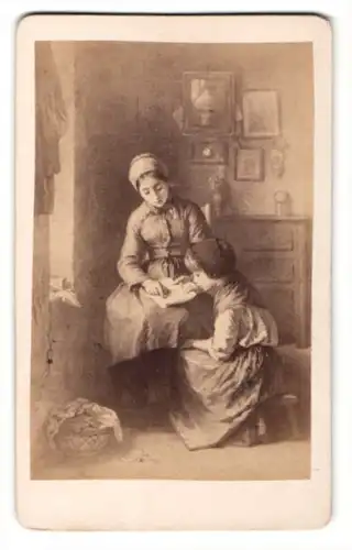 Fotografie E. Frere, Nr. 324, Der Unterricht, Mutter unterrichtet Tochter