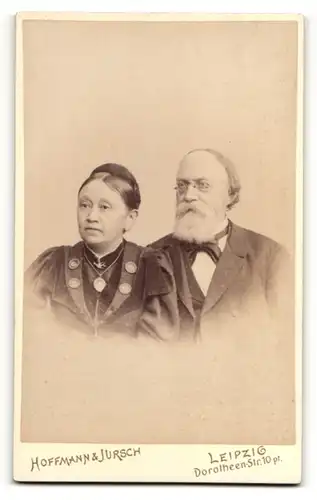 Fotografie Hoffmann & Jursch, Leipzig, asiatischer Fächer und Schirm, Rückseitig Portrait