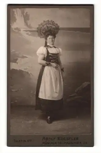 Fotografie Adolf Koestler, München, Dame mit Hut in Tracht