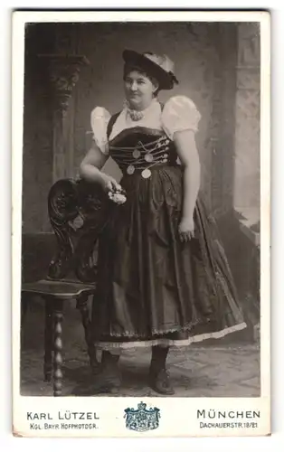 Fotografie Karl Lützel, München, Hausfrau in Tracht mit Medaillen