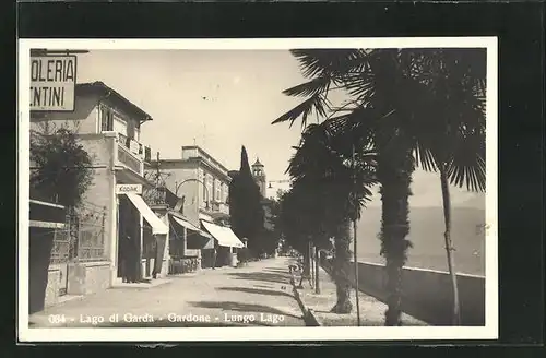 AK Gardone Riviera, Lungo Lago, Uferstrasse im Sonnenlicht