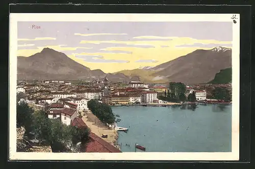 AK Riva, Ortspanorama mit Gardasee und Gebirgswand
