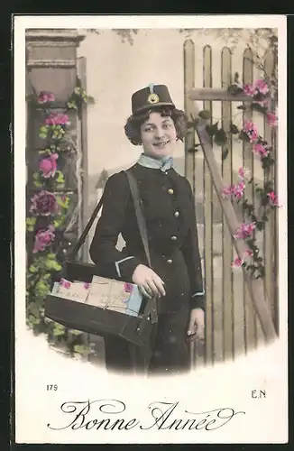 AK Postbotin mit Briefen am Gartentor, Neujahrsgruss