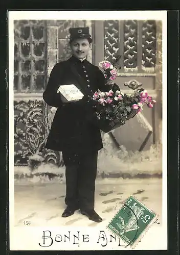 AK Postbote mit einem Präsent und Blumen, Neujahrsgruss