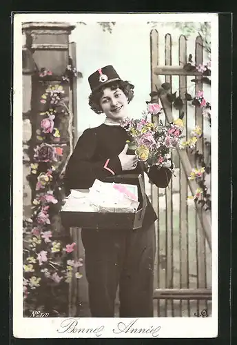 AK Postbotin mit Briefen und Blumen, Neujahrsgruss
