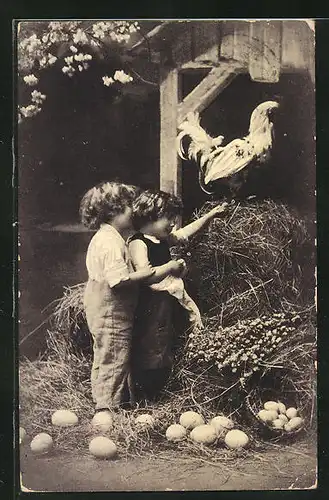 AK Kleines Paar vor einem Hahn auf dem Misthaufen