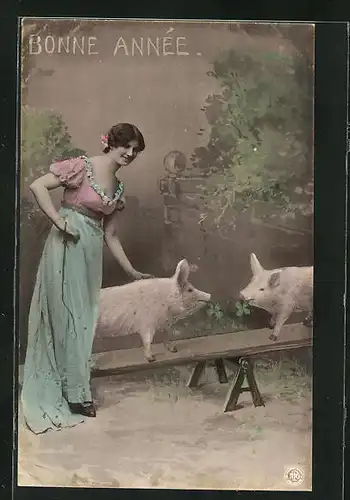 AK Frau mit zwei Schweinen auf einer Wippe