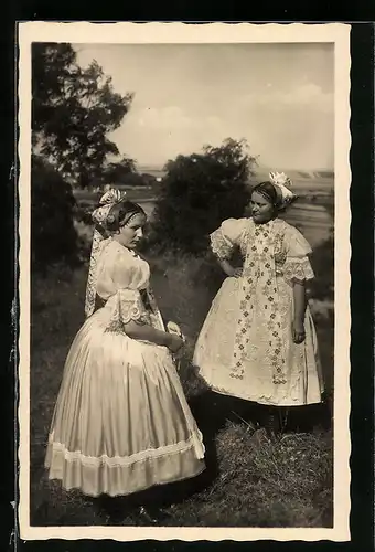 Foto-AK Mädchen aus Lanzhot in Tracht