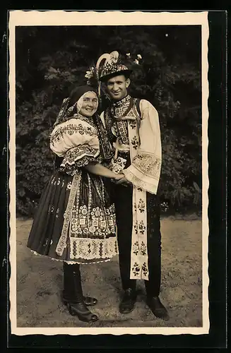 AK Fröhliches Paar in tschechischer Volkstracht