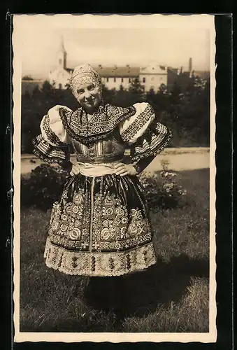 AK Lächelnde Frau in tschechischer Tracht mit Spitzenmütze