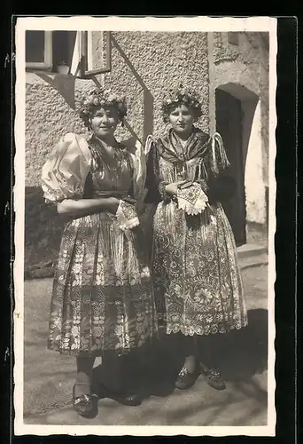 AK Zwei junge Mädchen in böhmischer Tracht vor einem Gebäude