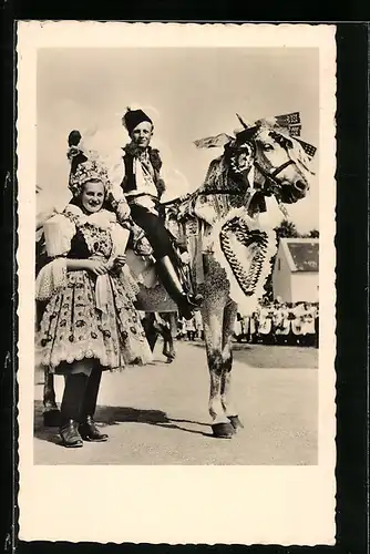AK Junges Paar in tschechischer Festtagstracht mit geschmücktem Pferd