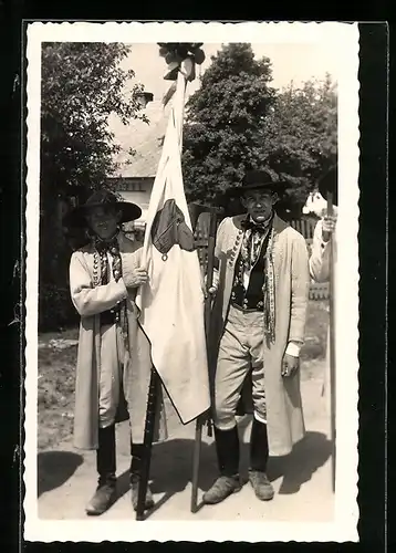 AK Chodsko, Zwei Bürger in tschechischer Tracht mit einer Fahne