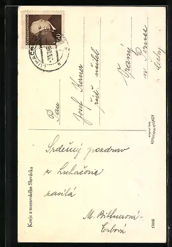 AK Kroje z Mor. slovácka, charmanter Mann in Tracht auf einer Wiese sitzend