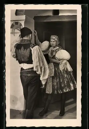 AK Tschechisches Paar in Tracht unterhält sich an der Tür