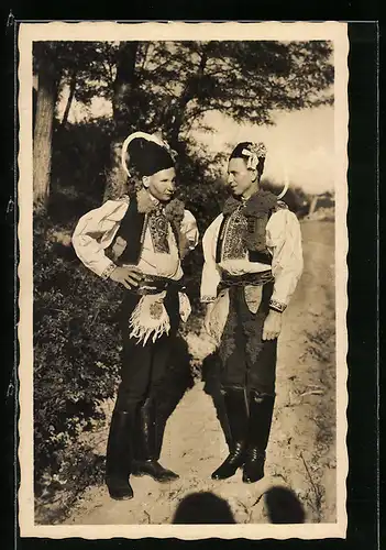 AK Zwei Männer in tschechischer Tracht mit Pelzkragen
