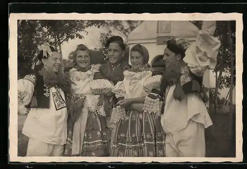 AK Gesellschaft in tschechischer Tracht
