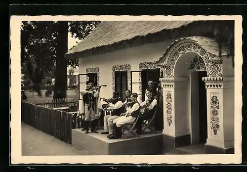 AK Musikanten in tschechischer Tracht musizieren auf einer Terrasse