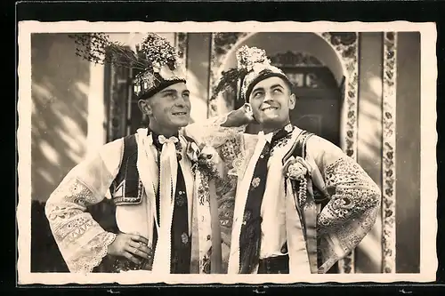 AK Zwei junge Männer in tschechischer Tracht mit Spitzenärmeln