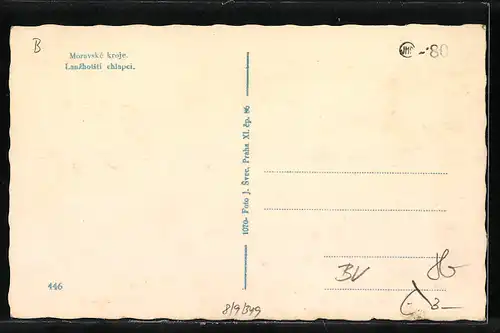 AK Zwei junge Männer in tschechischer Tracht mit Spitzenärmeln