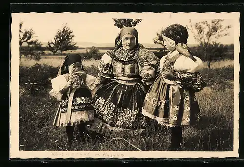 AK Frau mit zwei kleinen Mädchen in tschechischer Tracht auf einer Wiese