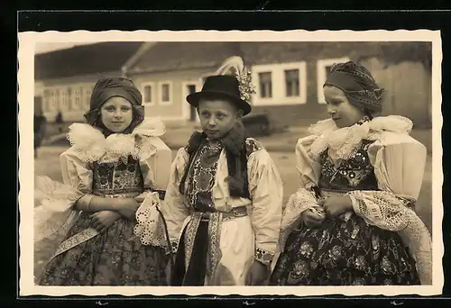 AK Ein kleiner Junge und zwei kleine Mädchen in tschechischer Tracht