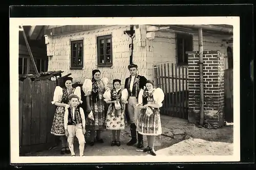 AK Tschechische Familie in Tracht vor ihrem Haus