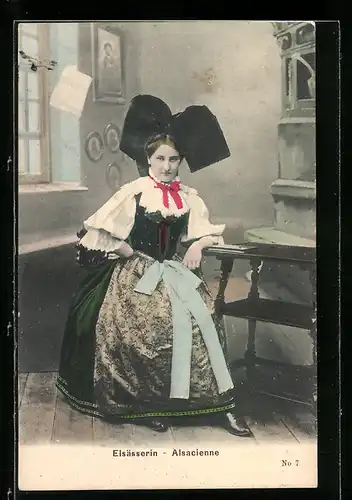 AK Elsässerin in Tracht in der guten Stube