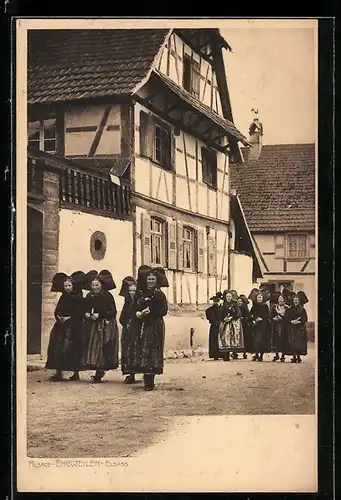 AK Engweiler /Elsass, Frauen in Tracht auf der Strasse