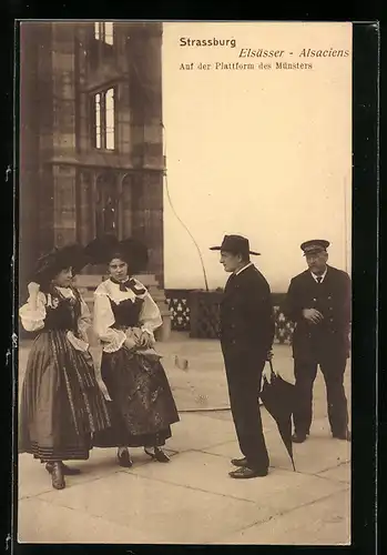 AK Strassburg, Plattform des Münsters, Frauen in Elsässer Tracht aus der Kirche kommend, Dienstmann