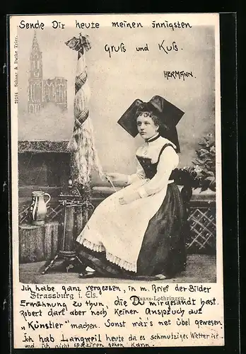 AK Strassburg, Spinnerin in elsass-lothringischer Tracht sitzt am Spinnrad