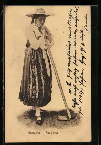 AK Elsässerin in Tracht mit Hacke