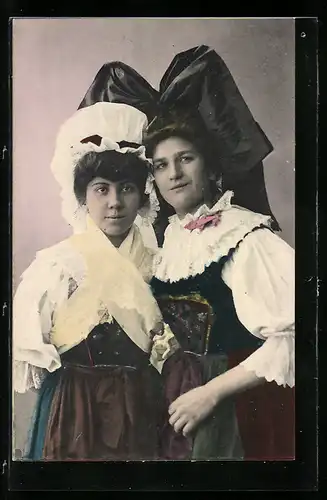 AK Zwei Frauen in elsass-lothringischer Tracht mit Kopfbedeckung