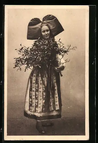 AK Junge Frau mit Blumenstrauss in elsass-lothringischer Tracht