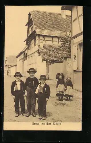 AK Elsässer Buben und Mädchen in Tracht auf der Strasse