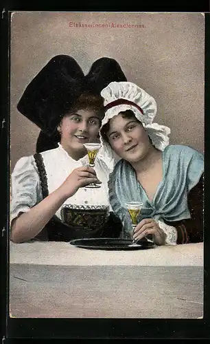 AK Zwei Frauen in elsass-lothringischer Tracht mit gefüllten Sektgläsern