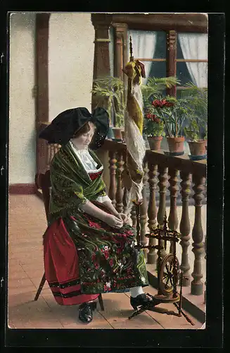 AK Elsässerin in Tracht sitzt am Spinnrad auf dem Balkon