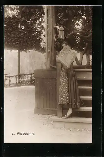 AK Elsässerin in Tracht an einem Brunnen