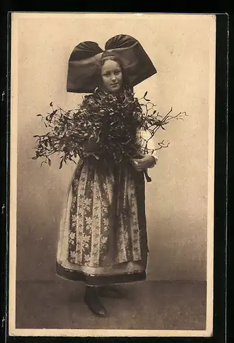 AK Junge Frau mit Blumen trägt elsass-lothringische Tracht
