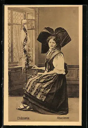 AK Alsacienne, Elsässerin in Tracht an einem Spinnrad