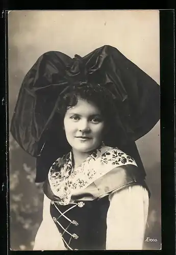 AK Junge Frau in elsass-lothringischer Tracht