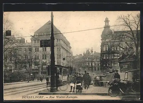 AK Düsseldorf, Rue Walter-Rateneau, Strassenbahn