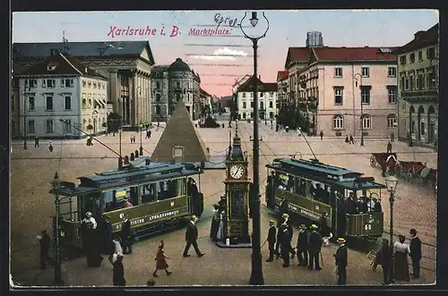 AK Karlsruhe /B., Blick auf den Marktpkatz mit Strassenbahnen