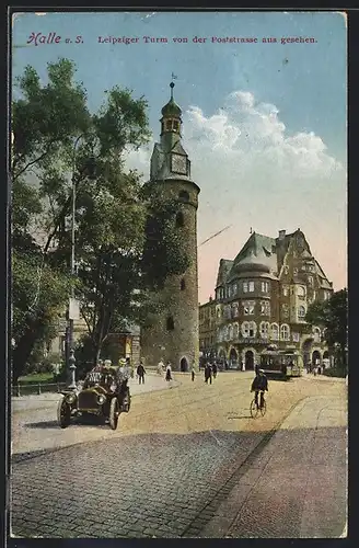 AK Halle /Saale, Leipziger Turm von der Poststrasse aus gesehen mit Strassenbahn und Auto Cabrio