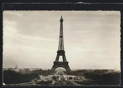 AK Paris, La Tour Eiffel, Blick zum Eiffelturm