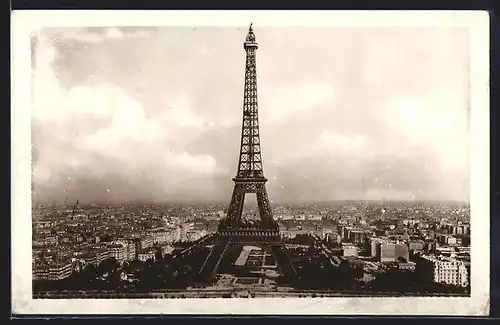 AK Paris, La Tour Eiffel, Blick zum Eiffelturm